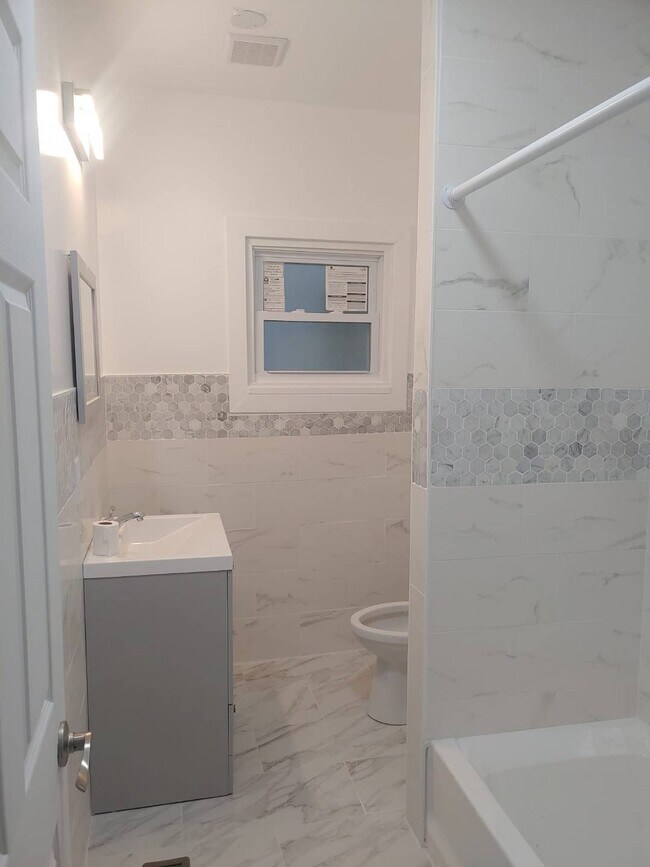 Foto del edificio - 410 E Utica St