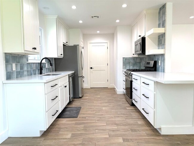Building Photo - 406 Oak Vista Dr