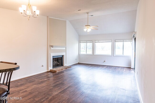 Building Photo - 106 Mallard Cove