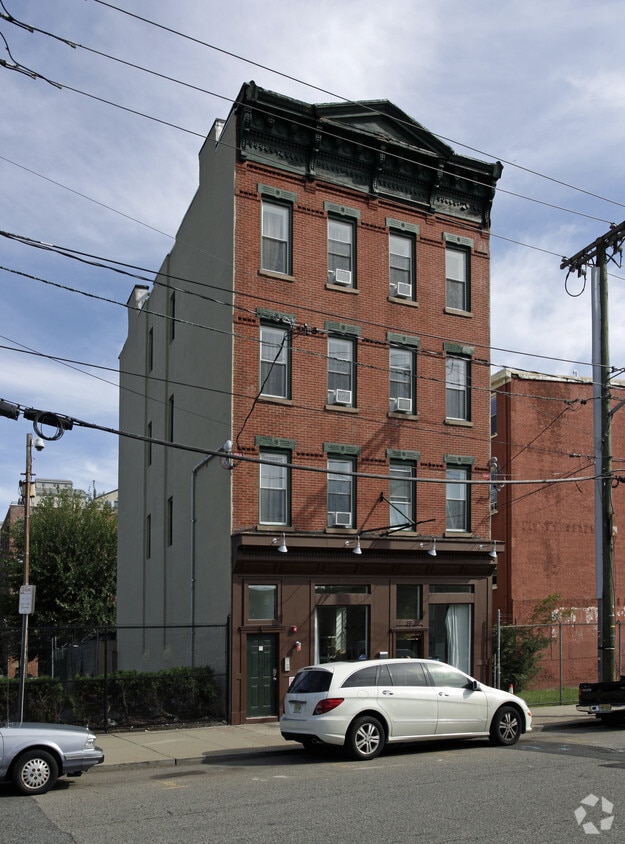 Primary Photo - 88 Brunswick St