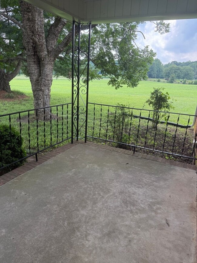 Building Photo - 4 Bedroom House on Lots of Land With Large...