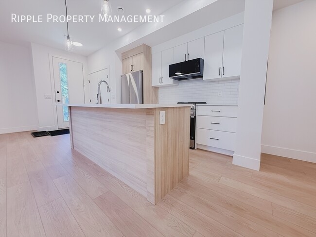 Building Photo - AMAZING 3 BEDS, 2.5 BATHS MULTIPLEX | AIR CONDITIONING & WINDOW COVERINGS
