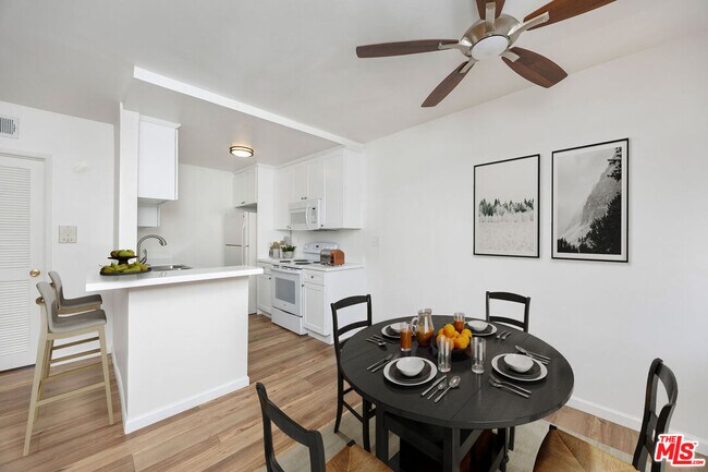 Foto del edificio - 12801 Moorpark St