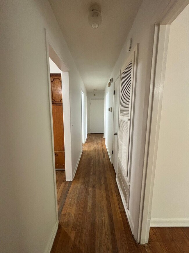 Building Photo - Beautiful 3 Bedroom, 2 Bath Home in a Quie...