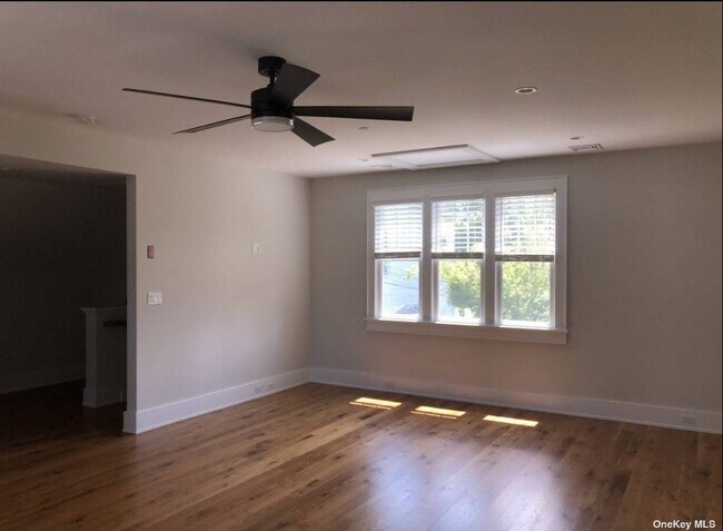Building Photo - 870 Love Ln