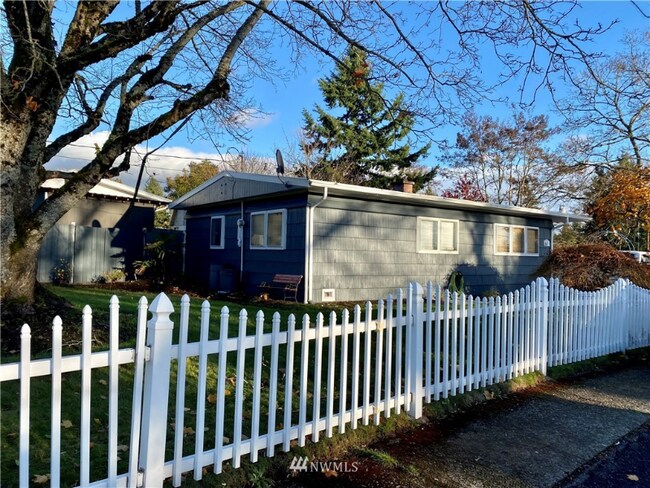 Building Photo - 612 Ferndale Ave NE