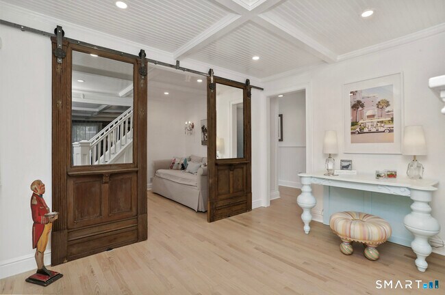 Foto del edificio - 672 Rowland Rd