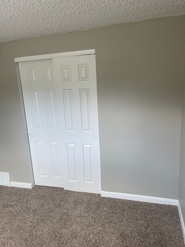 Foto del edificio - 3 Bedroom 2 Bathroom Condo in Lakewood