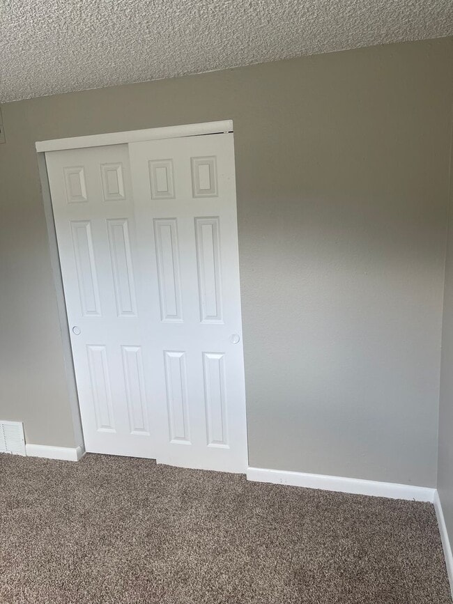 Building Photo - 3 Bedroom 2 Bathroom Condo in Lakewood