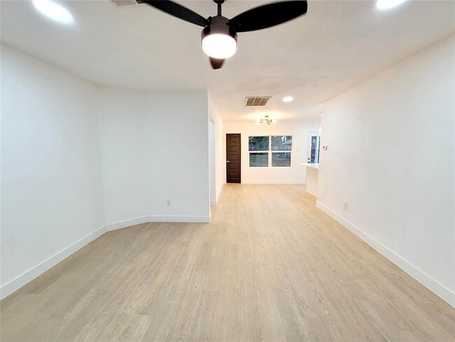 Foto del edificio - 317 W Houston Ave