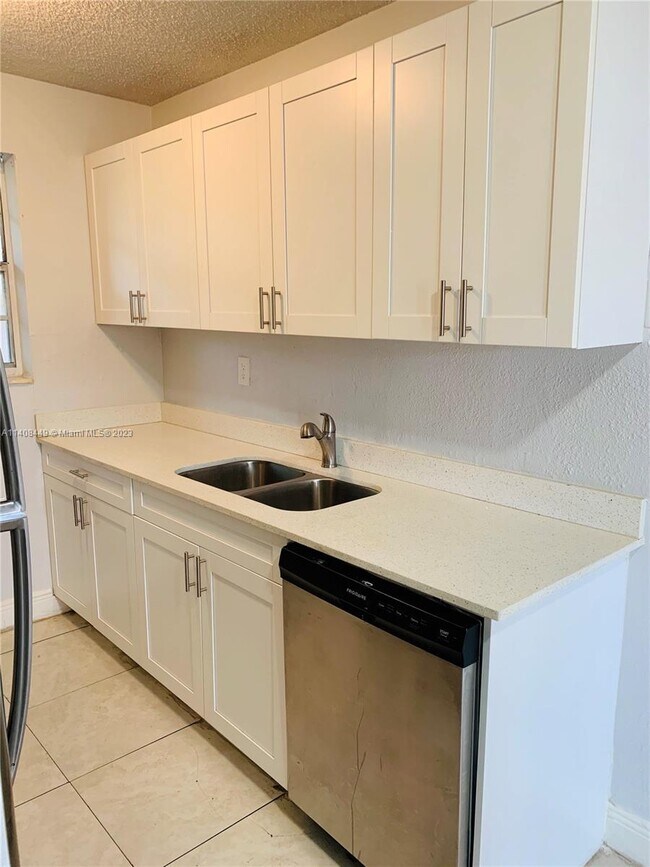 Foto del edificio - 580 NE 127th St