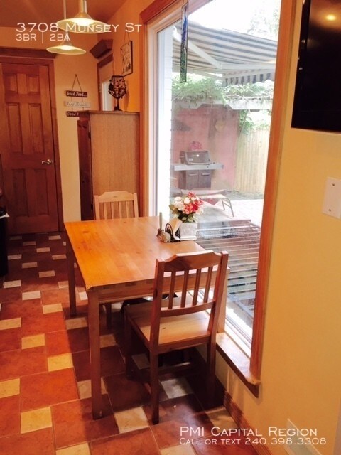 Building Photo - 3 Bedroom with Chef's Kitchen!