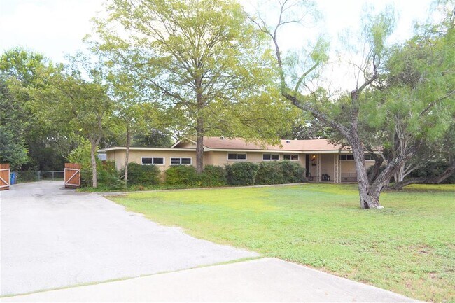 Building Photo - 446 Pike Rd