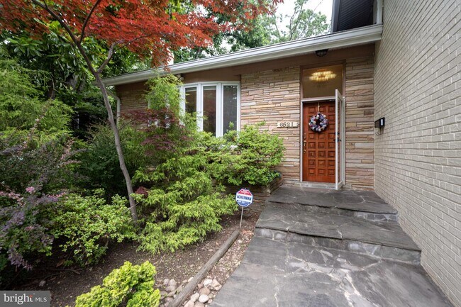 Foto del edificio - 6521 Greentree Rd