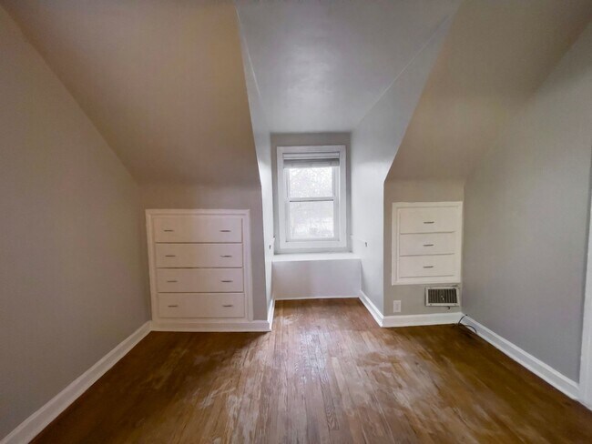 Building Photo - Preleasing for August 2026!! 5-Bedroom Home Near Ball State Campus! In Unit Washer/Dryer & Large ...