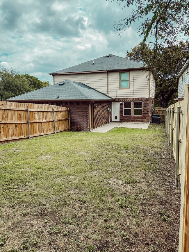Building Photo - 3329 Hanger Ave