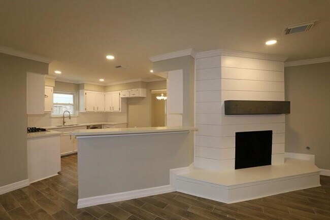Foto del edificio - 511 Rosewood Dr