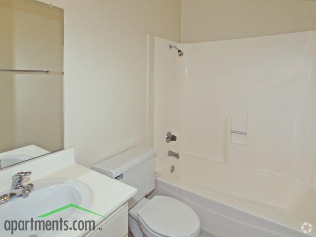 Bathroom - Huntington Pointe