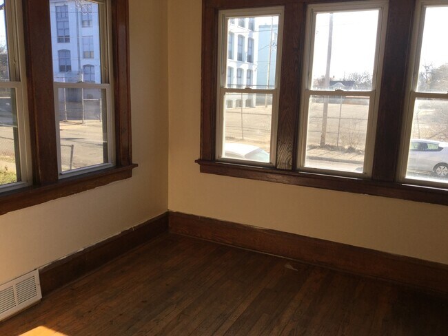 Building Photo - 3730-3732 W Roberts St