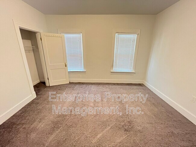 Foto del edificio - 2360 Forest Ave