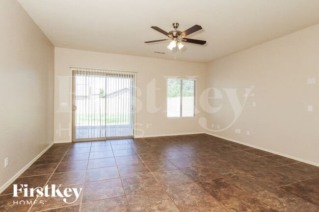 Foto del edificio - 390 E Yellow Wood Ave