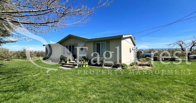 Building Photo - 3 Bed, 2 Bath Home with Open Yard in Desirable Orchards Area