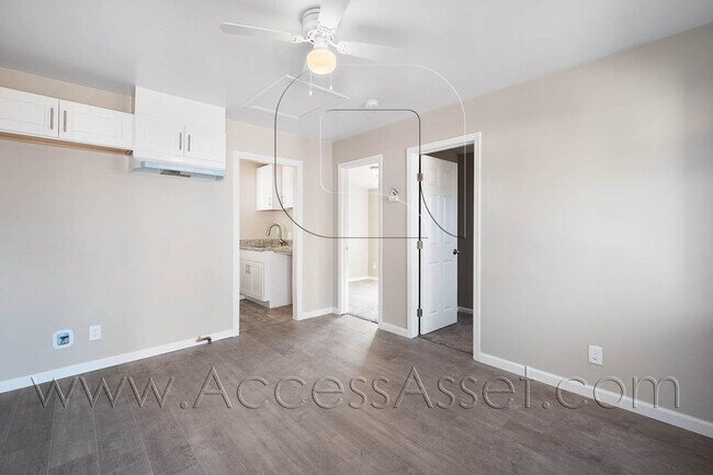 Foto del edificio - Breezy Open Concept 2 Bed/1 Bath Duplex Ho...