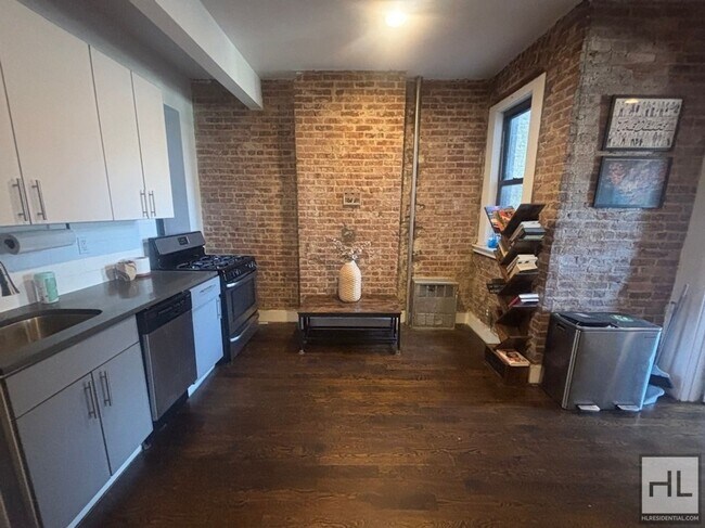 Building Photo - BEDFORD AVENUE / Classic Crown Heights 2-Bed 1-Bath / Great Location