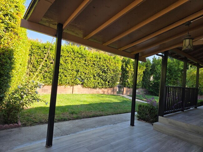 Patio delantero - 11536 Cumpston St