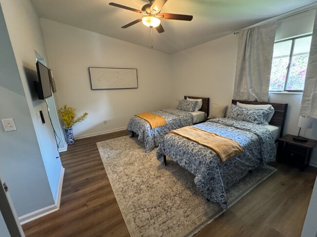 Foto del edificio - 3801 Crown Point Rd