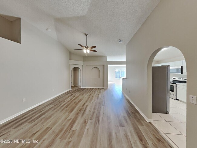 Foto del edificio - 7354 High Bluff Rd N