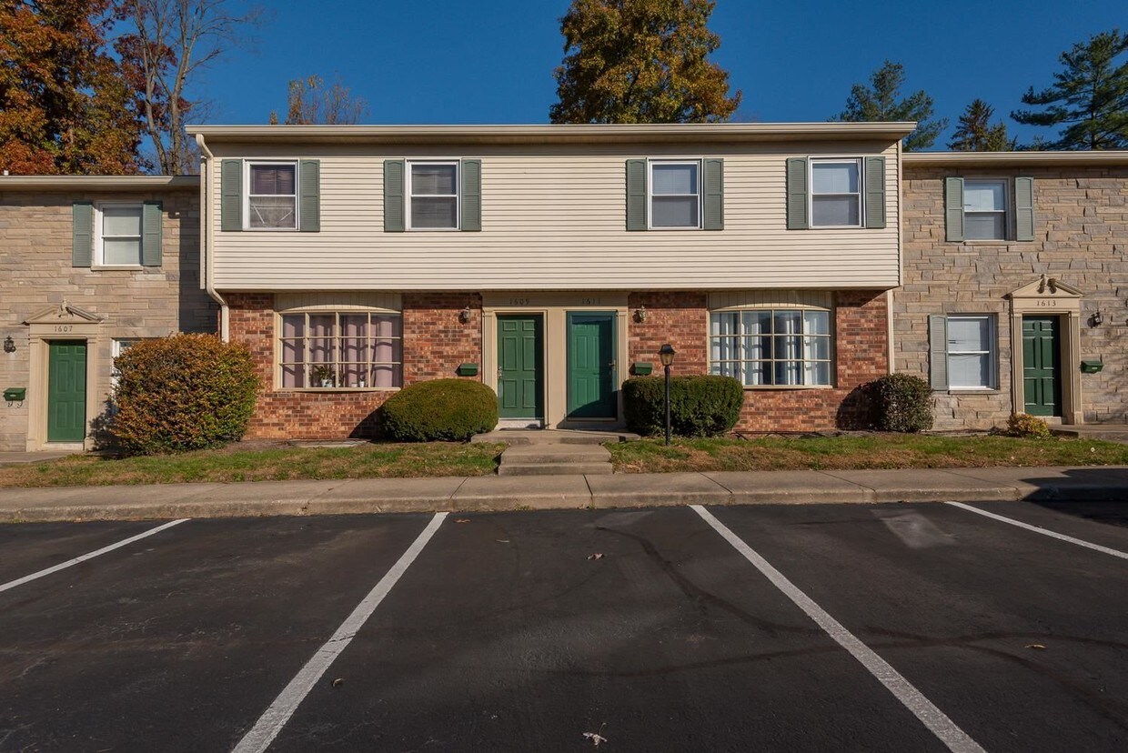 Primary Photo - 1611 S Dorchester Dr