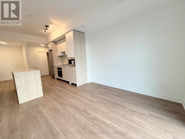 Building Photo - 1007 The Queensway