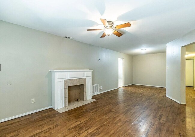 Foto del edificio - MOVE IN SPECIAL! Charming 3 Bedroom with Character!