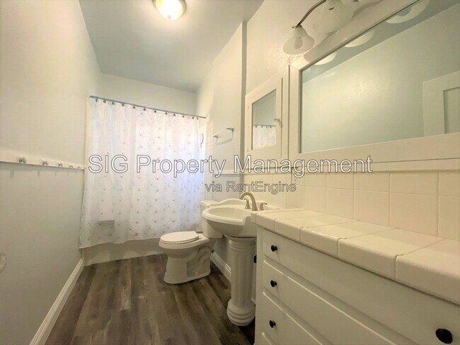 Building Photo - 731 S Chevy Chase Dr