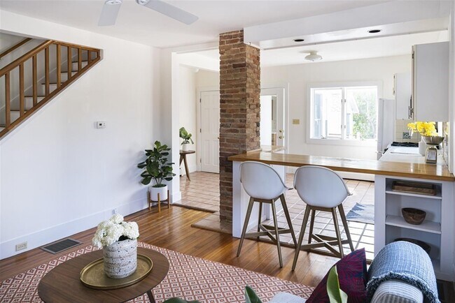 Building Photo - 128 Holworthy St