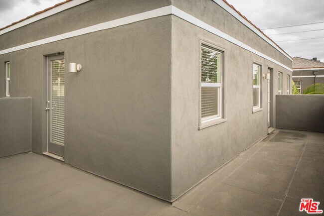 Foto del edificio - 5861 Whitworth Dr