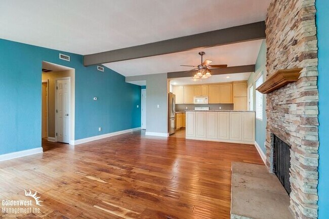 Building Photo - Stunning 3Bdm 2Ba Home with Sparkling Pool...