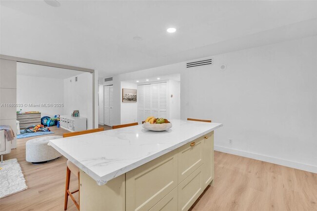 Foto del edificio - 17021 N Bay Rd