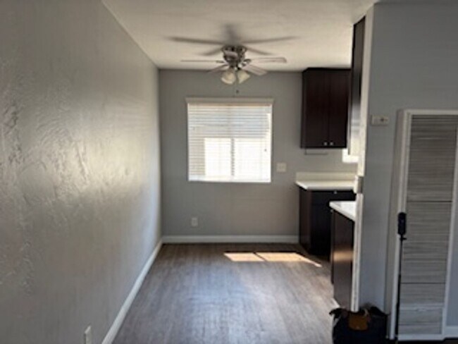 Foto del edificio - Large two bedroom one bathroom downstairs ...