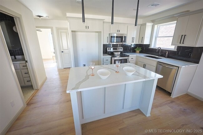 Building Photo - 108 W 2nd St