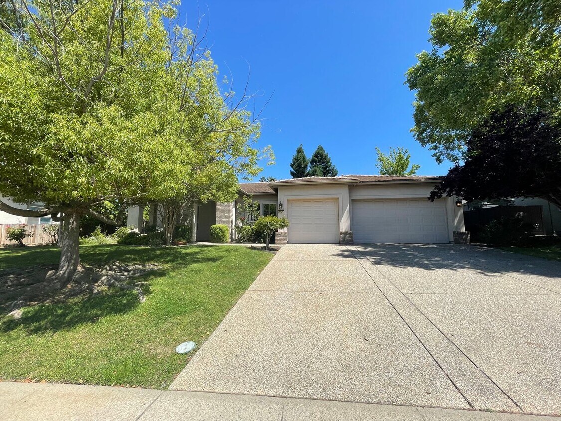 Foto principal - Stunning 4-Bedroom Home in Prime Folsom Lo...
