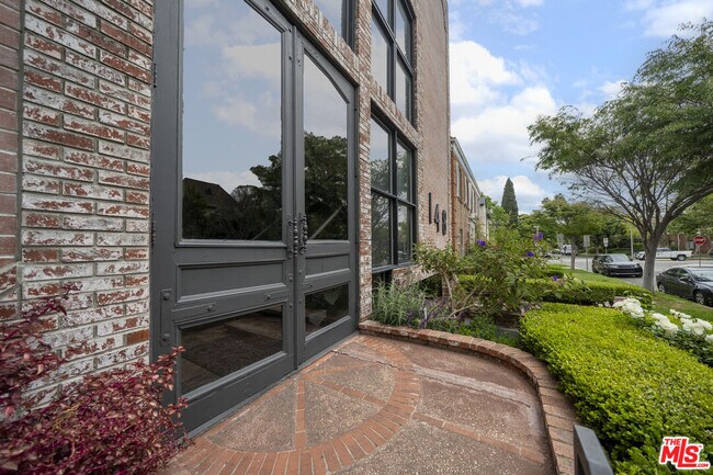 Foto del edificio - 148 S Reeves Dr
