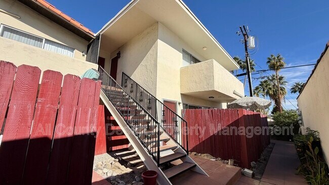 Foto del edificio - 550 El Cielo Rd