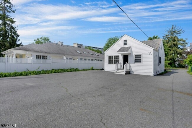 Building Photo - 25 Maple Ave