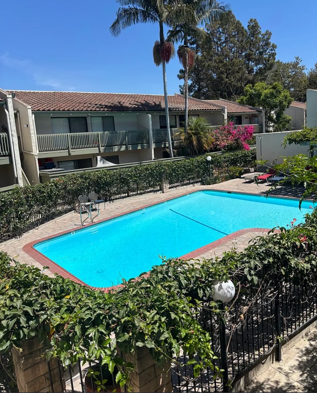 Building Photo - Charming 1 Bedroom, 1 Bathroom Unit in a S...