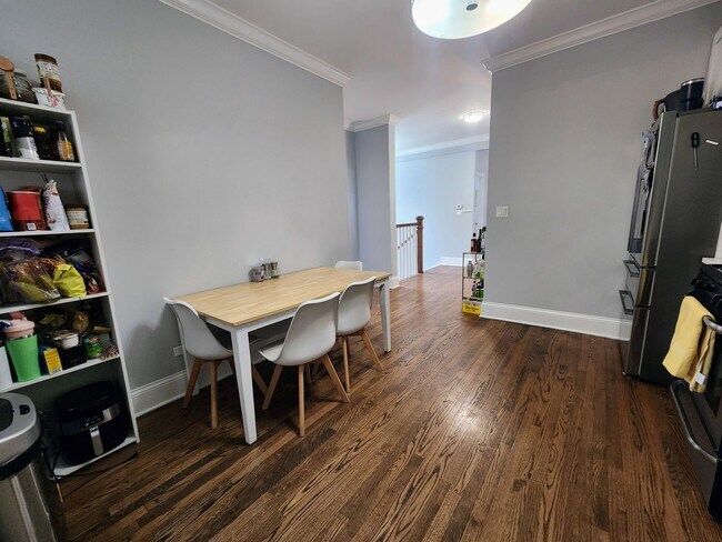 Foto del edificio - Luxury 4 bedroom duplex in East Lakeview