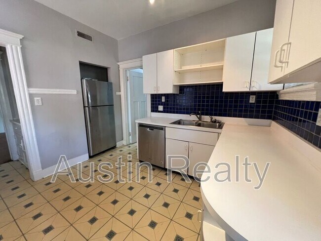 Foto del edificio - 6041 Waterman Blvd