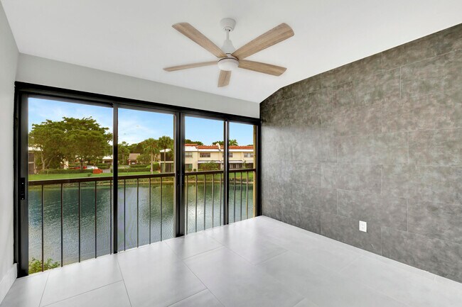 Foto del edificio - 7898 Eastlake Dr
