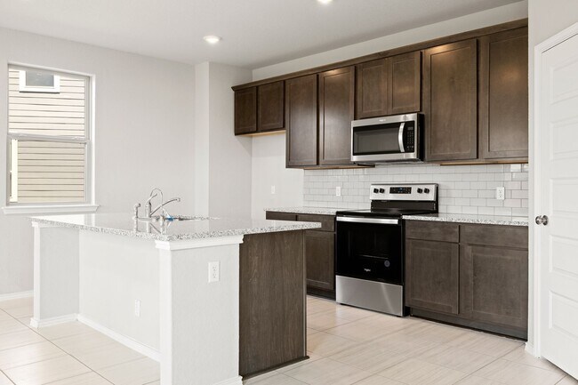 Foto del edificio - 2 Weeks Free Move-In Special! Like-New 3BR Home w/ Game Room, Quartz Kitchen & Large Backyard